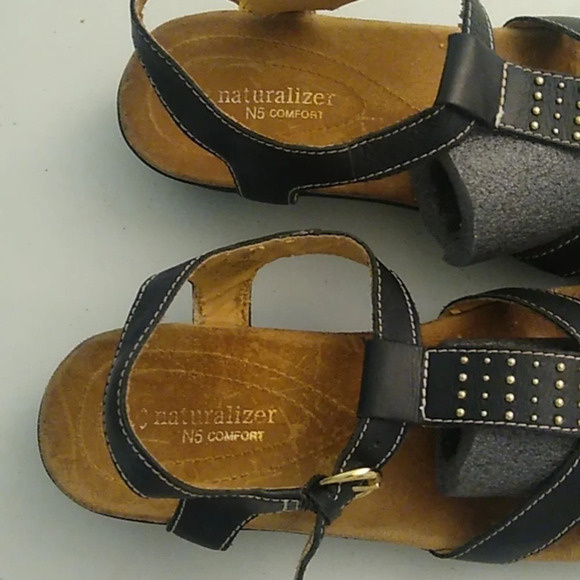 NATURALIZER GENUINE LEATHER STRAPPY BUCKLE COMFORT SANDALS WITH GOLD - Picture 7 of 9